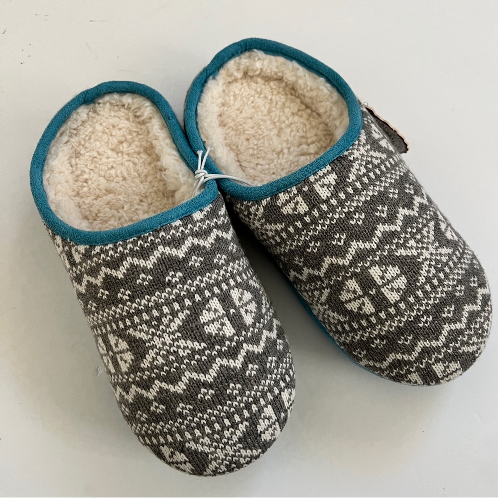 SO Gray And White Knit Clog Slippers